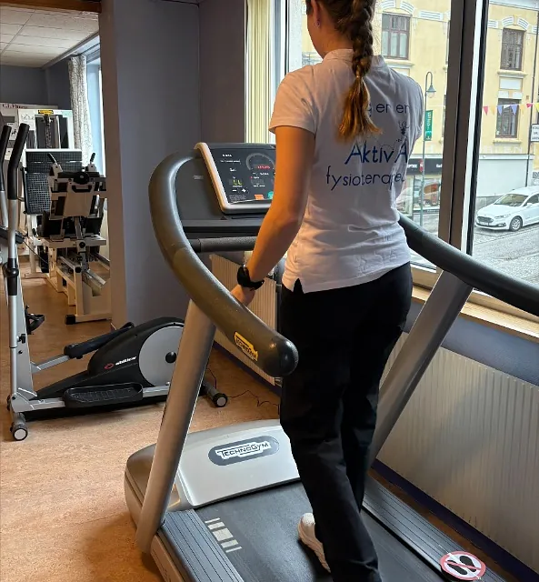 Kvinne går på tredemølle